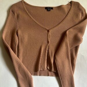 2 button long sleeve crop top